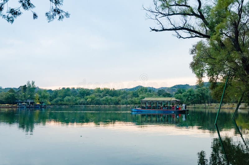 Mening van de Toevlucht van de de Zomerberg van Keizerkangxi ` s in de provincie van Chengdeï ¼ Œ Hebei, China royalty-vrije stock foto's Mening van de Toevlucht van de de Zomerberg van Keizerkangxi ` s in de provincie van Chengdeï ¼ Œ Hebei, China royalty-vrije stock foto's