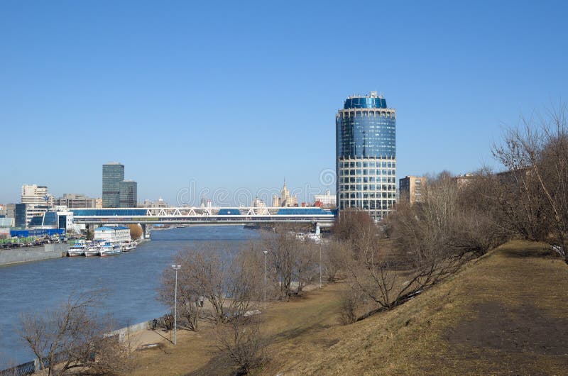 Mening van de `-Toren 2000 ` en het winkelen en voetbrug ` Bagration“, Moskou, Rusland royalty-vrije stock fotografie Mening van de `-Toren 2000 ` en het winkelen en voetbrug ` Bagration“, Moskou, Rusland royalty-vrije stock fotografie