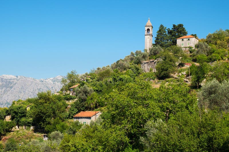 Mening van dorp Gornji Stoliv, Kotor-Baai, Montenegro royalty-vrije stock fotografie Mening van dorp Gornji Stoliv, Kotor-Baai, Montenegro royalty-vrije stock fotografie