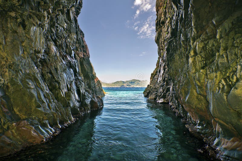 Mening van een grot in Scandola-Natuurreservaat in Corsica royalty-vrije stock afbeelding Mening van een grot in Scandola-Natuurreservaat in Corsica royalty-vrije stock afbeelding