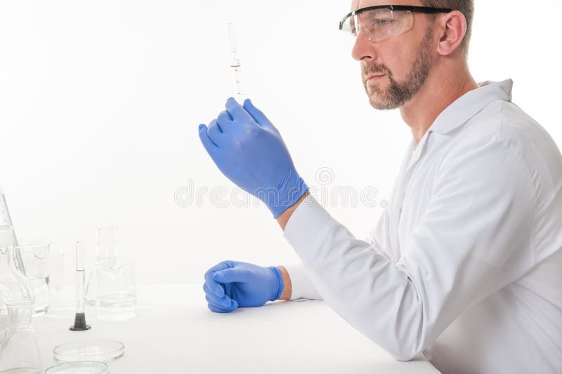 Mening van een mens in het laboratorium terwijl het uitvoeren van experimenten royalty-vrije stock foto Mening van een mens in het laboratorium terwijl het uitvoeren van experimenten royalty-vrije stock foto