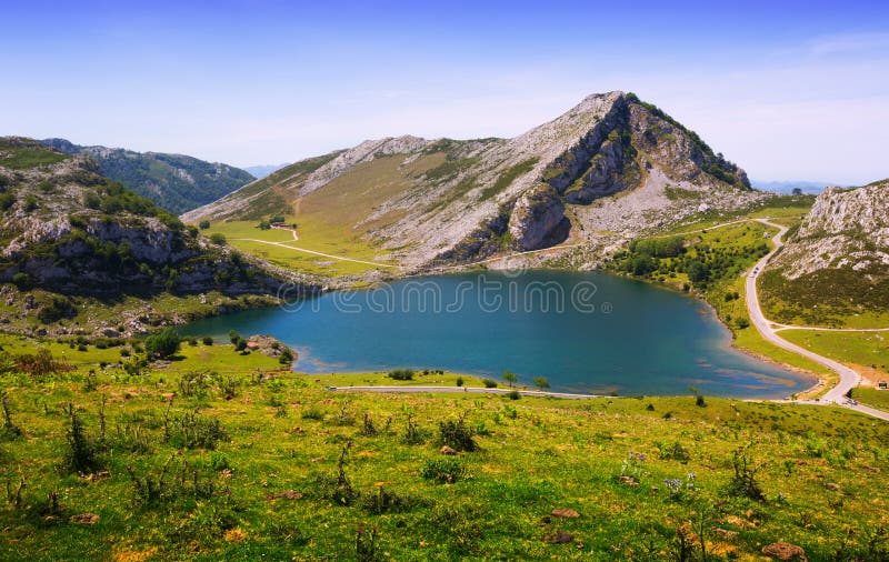 Mening van Enol-meer in de zomer asturias stock afbeeldingen Mening van Enol-meer in de zomer asturias stock afbeeldingen