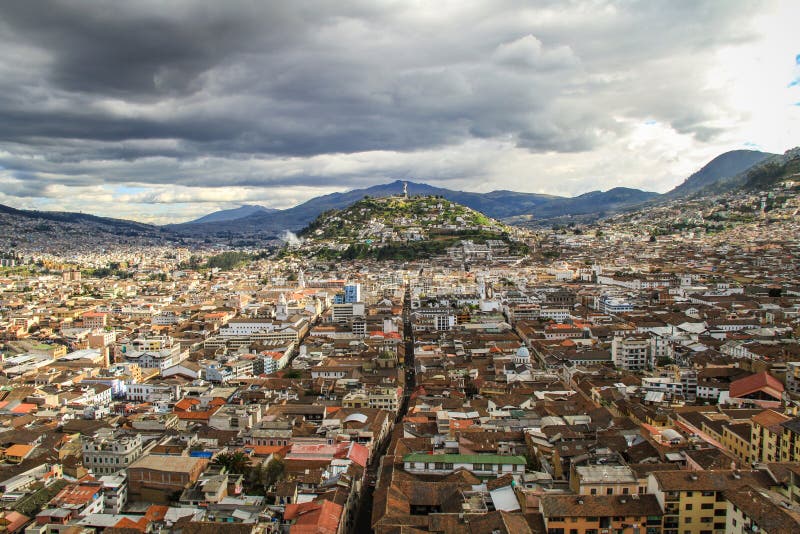 Mening van Gr Panecillo in Quito, Ecuador, van de Kathedraal stock foto's Mening van Gr Panecillo in Quito, Ecuador, van de Kathedraal stock foto's