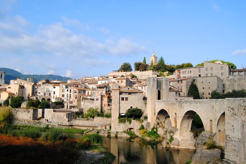 Mening van het dorp van Besalu royalty-vrije stock afbeeldingen Mening van het dorp van Besalu royalty-vrije stock afbeeldingen