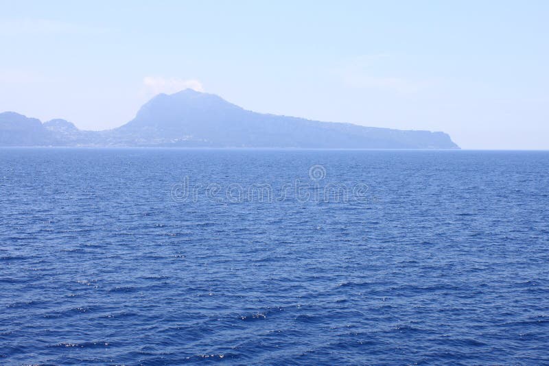 Mening van het Eiland Capri van de Thyrreense Zee in duidelijk weer Italië stock foto Mening van het Eiland Capri van de Thyrreense Zee in duidelijk weer Italië stock foto