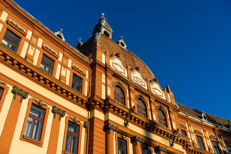 Mening van het gevel van het justitiepaleis, waar momenteel de prefectuur van Brasov, de provincieraad en het Hof van Beroep zijn royalty-vrije stock afbeelding Mening van het gevel van het justitiepaleis, waar momenteel de prefectuur van Brasov, de provincieraad en het Hof van Beroep zijn royalty-vrije stock afbeelding