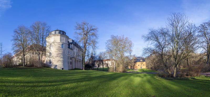Mening van het Ilm-park in weimar aan groene kasteel en Anna Amalia royalty-vrije stock afbeelding Mening van het Ilm-park in weimar aan groene kasteel en Anna Amalia royalty-vrije stock afbeelding