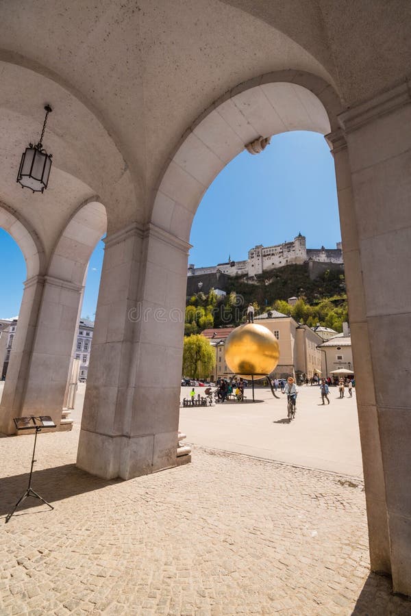 Mening van het kasteel van Kapitelplatz en Hohensalzburg-door bogen van Catherdral royalty-vrije stock foto Mening van het kasteel van Kapitelplatz en Hohensalzburg-door bogen van Catherdral royalty-vrije stock foto