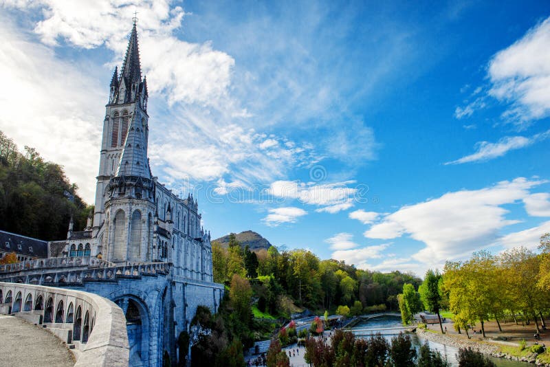Kathedraal-heiligdom Van Lourdes France Stock Afbeelding - Image of ...
