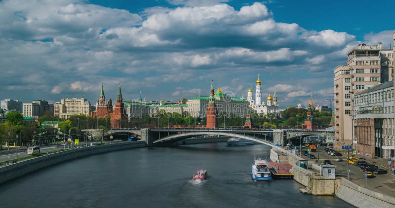 Mening van het Kremlin met toeristenschepen op de Rivier van Moskou