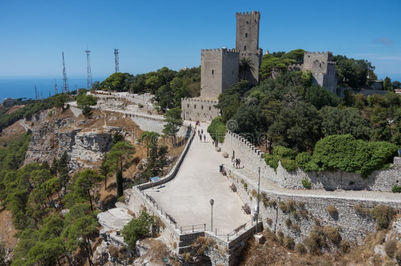 Mening van het Normandische kasteel genoemd Torri del Balio in Erice, Sici royalty-vrije stock afbeelding Mening van het Normandische kasteel genoemd Torri del Balio in Erice, Sici royalty-vrije stock afbeelding