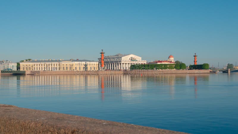 Mening van het Spit van Vasilievsky-Eiland en de Neva-rivier in de de zomerochtend - St. Petersburg, Rusland stock foto's Mening van het Spit van Vasilievsky-Eiland en de Neva-rivier in de de zomerochtend - St. Petersburg, Rusland stock foto's