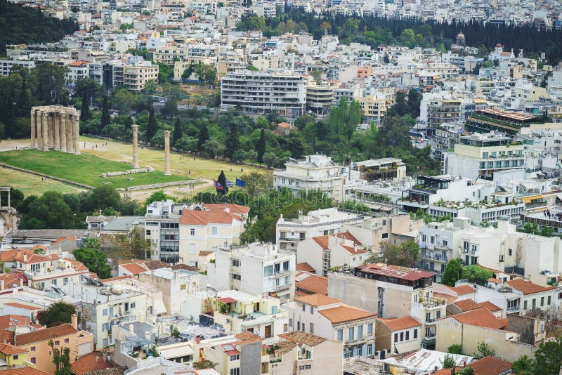 Mening van hierboven over de straten en de daken van de huizen van een moderne Europese stad De zomerdag van Athene van een hoogt royalty-vrije stock fotografie Mening van hierboven over de straten en de daken van de huizen van een moderne Europese stad De zomerdag van Athene van een hoogt royalty-vrije stock fotografie