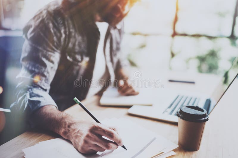 Mening van jong gebaard mensenholding potlood en het maken van nota'snotitieboekje Medewerker bij het werk proces horizontaal vaa royalty-vrije stock fotografie Mening van jong gebaard mensenholding potlood en het maken van nota'snotitieboekje Medewerker bij het werk proces horizontaal vaa royalty-vrije stock fotografie