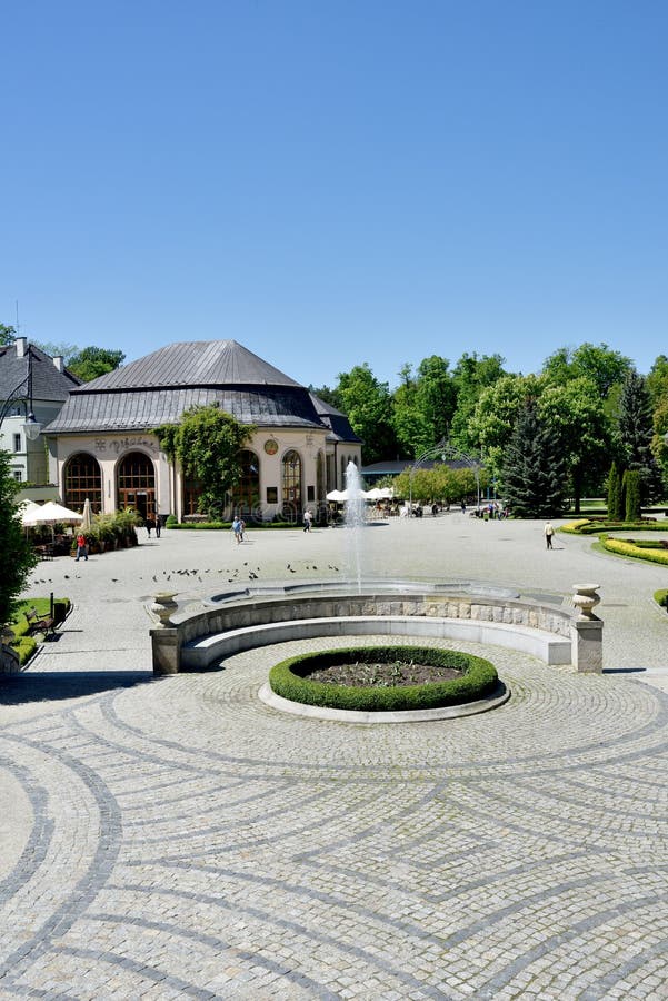 Mening van Kuuroordhuis in park van stad Kudowa Zdroj op 20 Mei, 2014 stock afbeeldingen Mening van Kuuroordhuis in park van stad Kudowa Zdroj op 20 Mei, 2014 stock afbeeldingen