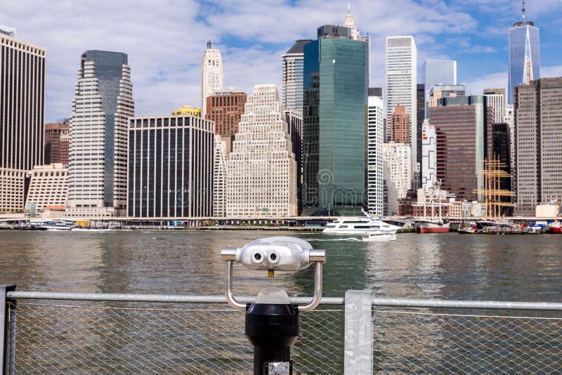 Mening van Lower Manhattan van de waterkant van Brooklyn stock afbeelding Mening van Lower Manhattan van de waterkant van Brooklyn stock afbeelding