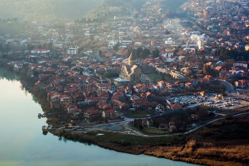 Mening van Mtskheta en Svetitskhoveli van Jvari-kerk georgië royalty-vrije stock fotografie Mening van Mtskheta en Svetitskhoveli van Jvari-kerk georgië royalty-vrije stock fotografie
