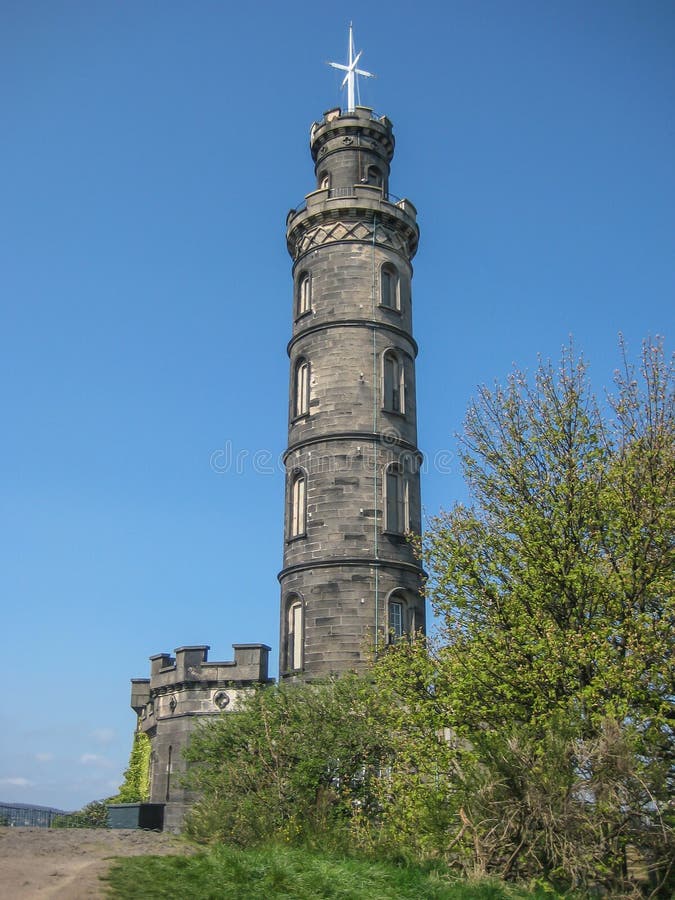 Mening van Nelson Monument, een herdenkingstoren in Edinburgh, Schotland stock fotografie Mening van Nelson Monument, een herdenkingstoren in Edinburgh, Schotland stock fotografie