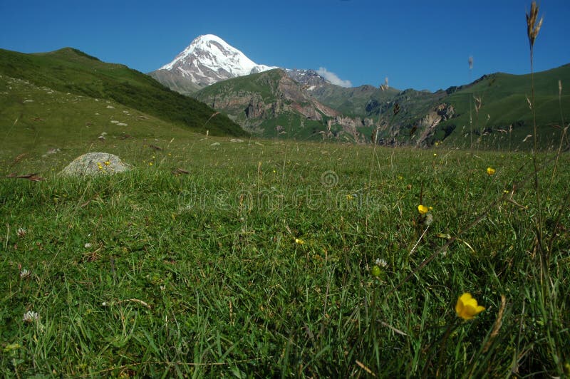 Mening van Onderstel Kazbek in de Grotere Kaukasus, Georgië royalty-vrije stock fotografie Mening van Onderstel Kazbek in de Grotere Kaukasus, Georgië royalty-vrije stock fotografie