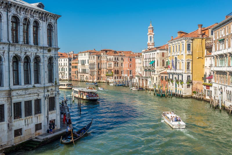 Mening van Rialto-brug bij het Kanaal Grande in Venetië royalty-vrije stock fotografie Mening van Rialto-brug bij het Kanaal Grande in Venetië royalty-vrije stock fotografie