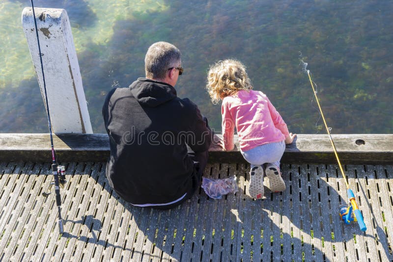 Mening van vader en dochter visserij royalty-vrije stock afbeeldingen Mening van vader en dochter visserij royalty-vrije stock afbeeldingen