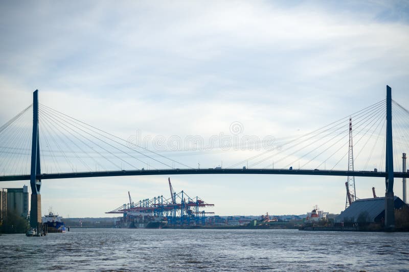 Mening van veerboot bij Koehlbrandbridge en Container Eindalten royalty-vrije stock foto Mening van veerboot bij Koehlbrandbridge en Container Eindalten royalty-vrije stock foto