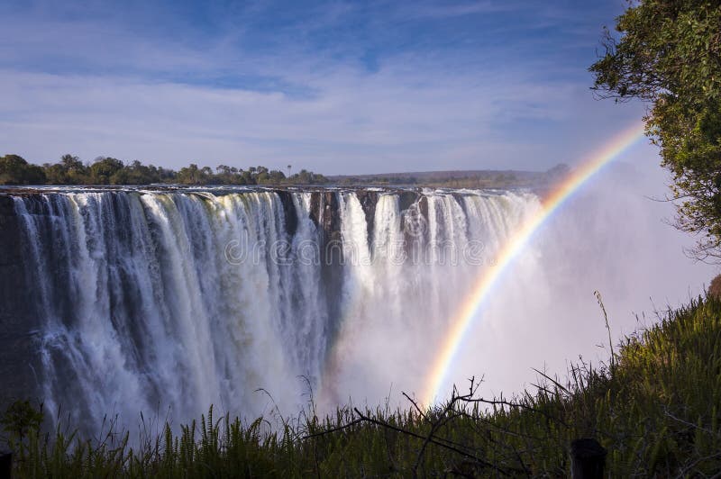 Mening van Victoria Falls met regenboog in Zimbabwe stock afbeelding Mening van Victoria Falls met regenboog in Zimbabwe stock afbeelding