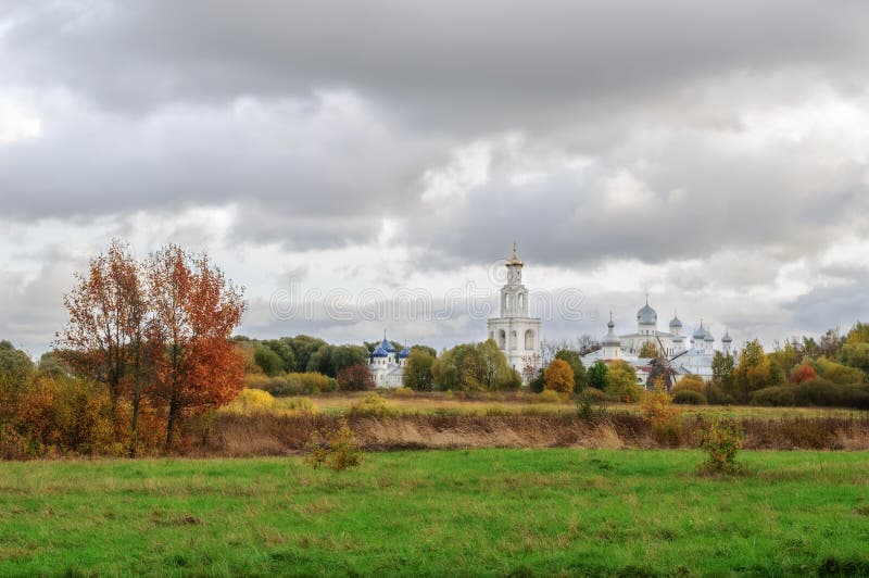 Mening van Yuriev-Klooster in Veliky Novgorod, Rusland stock fotografie Mening van Yuriev-Klooster in Veliky Novgorod, Rusland stock fotografie