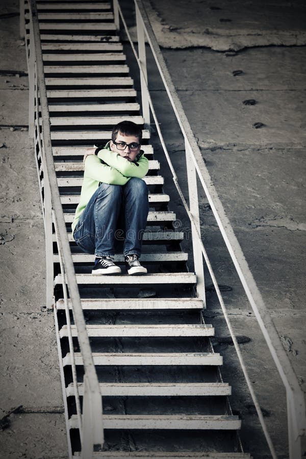 Menino adolescente triste na depressão que senta-se em etapas fotos de stock Menino adolescente triste na depressão que senta-se em etapas fotos de stock