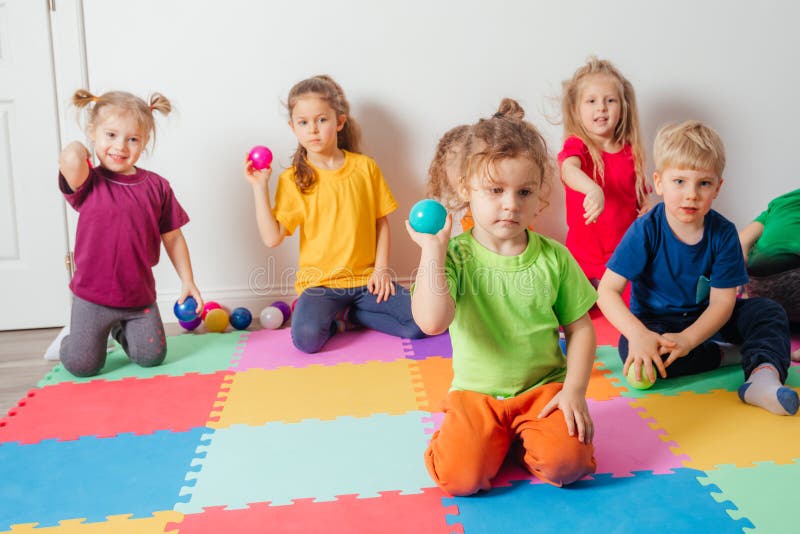 Crianças Felizes Jogando Bolas No Cesto De Plástico Imagem de Stock -  Imagem de colorido, atividade: 220991259