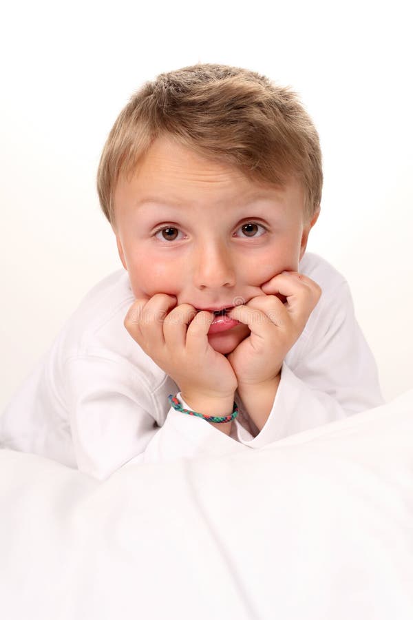 Menino adorável que faz a face parva imagem de stock royalty free Menino adorável que faz a face parva imagem de stock royalty free