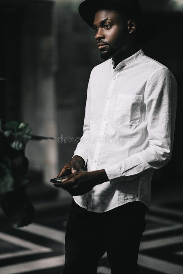 Menino afro-americano considerável novo no chapéu à moda do moderno fotografia de stock Menino afro-americano considerável novo no chapéu à moda do moderno fotografia de stock