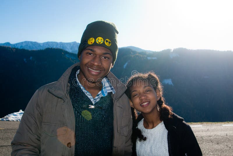 Menino afro-americano e menina em férias nas montanhas fotografia de stock Menino afro-americano e menina em férias nas montanhas fotografia de stock
