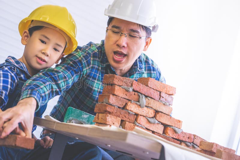 Família Americana Feliz Que Joga Com Construtor Em Casa Mãe E Pai Que  Ajudam a Construir a Construção Com Tijolos Imagem de Stock - Imagem de  menino, lazer: 132681749