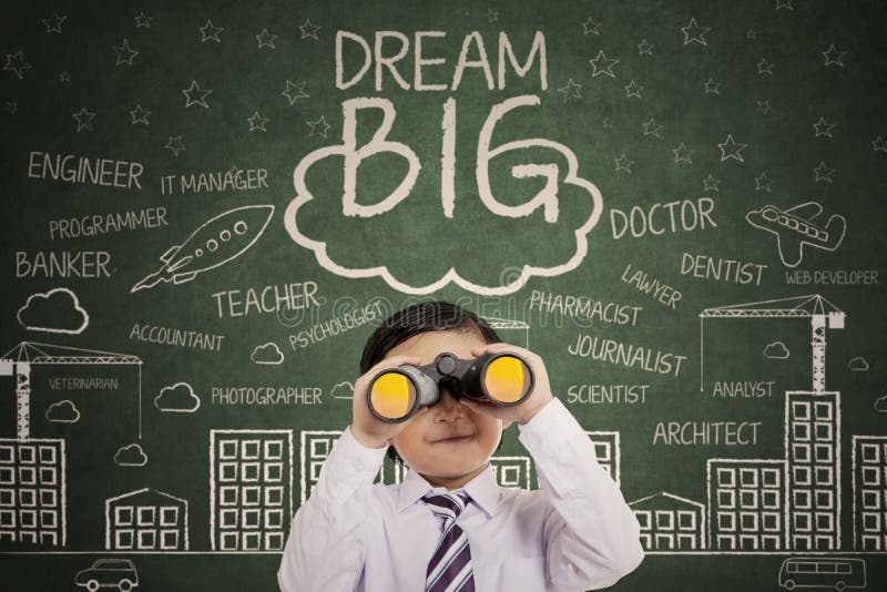 Rapaz fofo com a frase 'sonha alto' foto de stock