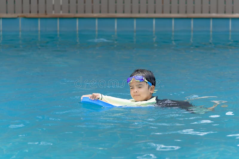 Menino na piscina foto de stock. Imagem de feliz, povos - 43448422