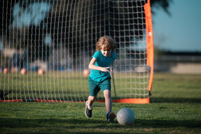 43,644 Fotos de Stock de Menino Com Uma Bola De Futebol - Fotos de