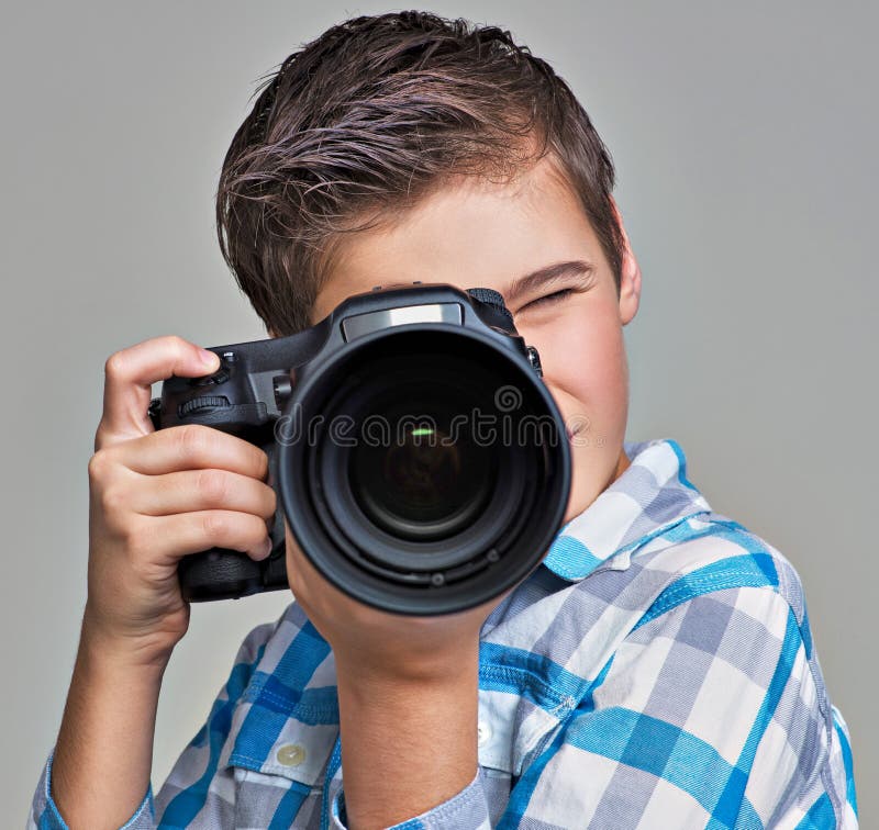 Rapaz com uma câmera a tirar fotografias fotos de stock royalty free