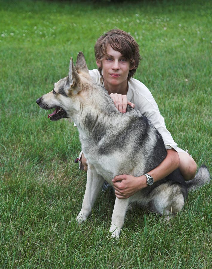 Menino com cão imagem de stock Menino com cão imagem de stock