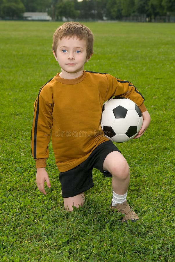 Campo De Futebol Na Velha Cidade De Jerusalem. Jogo Infantil Foto de Stock  Editorial - Imagem de objetivo, verde: 210147003