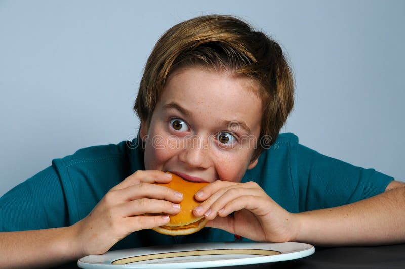 menino com fome fotografia de stock menino com fome fotografia de stock
