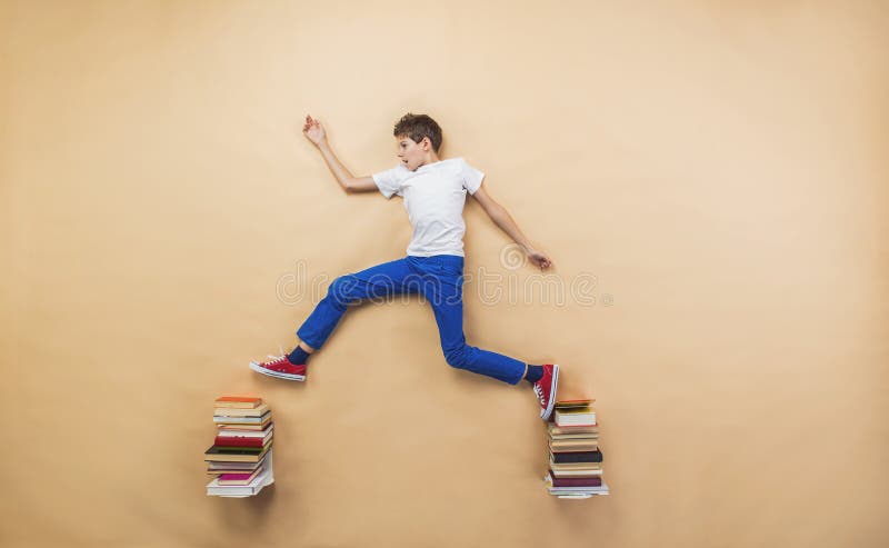 Menino com livros fotos de stock Menino com livros fotos de stock