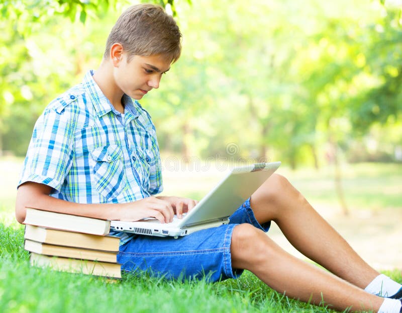 Garota Feliz Sentada Na Grama Verde Com Laptop. Iniciar. Jogo De Computador  Infantil. De Volta à Escola. Educação Online Imagem de Stock - Imagem de  laptop, surpreendido: 196903861