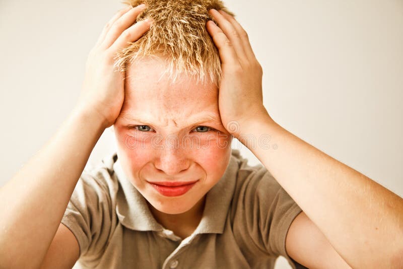 Rapaz com dor de cabeça imagens de stock