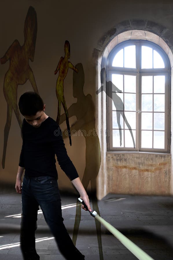 Menino como o caçador do fantasma em uma mansão assombrada fotos de stock Menino como o caçador do fantasma em uma mansão assombrada fotos de stock