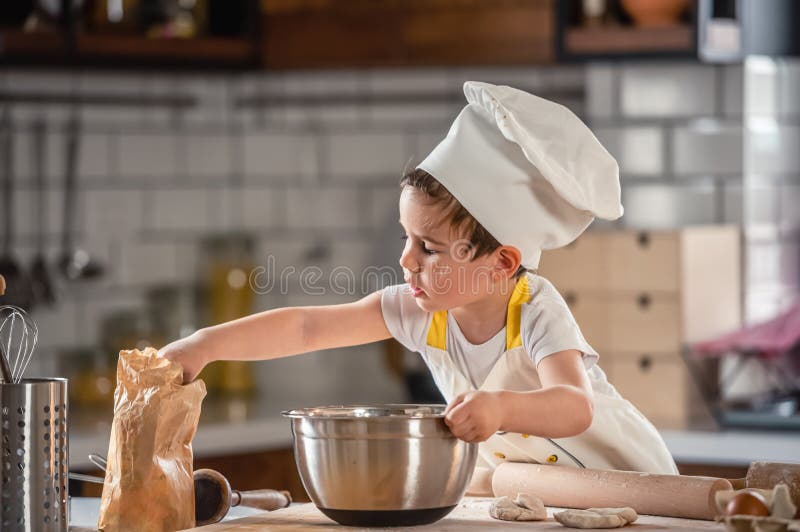 Menino brincando com um jogo de culinária dentro de casa