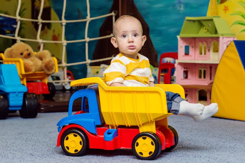 Criança Infantil Do Bebê Da Criança Com O Caminhão Grande Do Carro Do  Brinquedo Imagem de Stock - Imagem de carro, pouco: 39821491