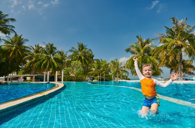 Menino da criança na piscina do recurso imagens de stock Menino da criança na piscina do recurso imagens de stock