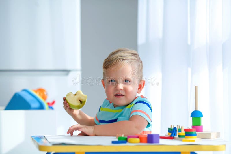 Garotinho De 2 Anos é Tocado Com Uma Pirâmide De Madeira. Brinquedos  Lógicos Educativos Para Crianças. Jogos Montessori Para Crian Foto de Stock  - Imagem de eduque, jogo: 201508416