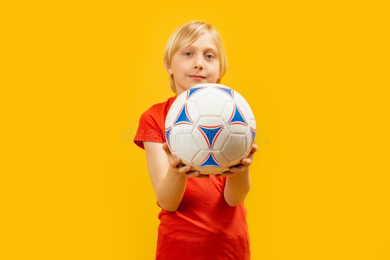 Foto Um homem se aproximando para pegar uma bola de futebol